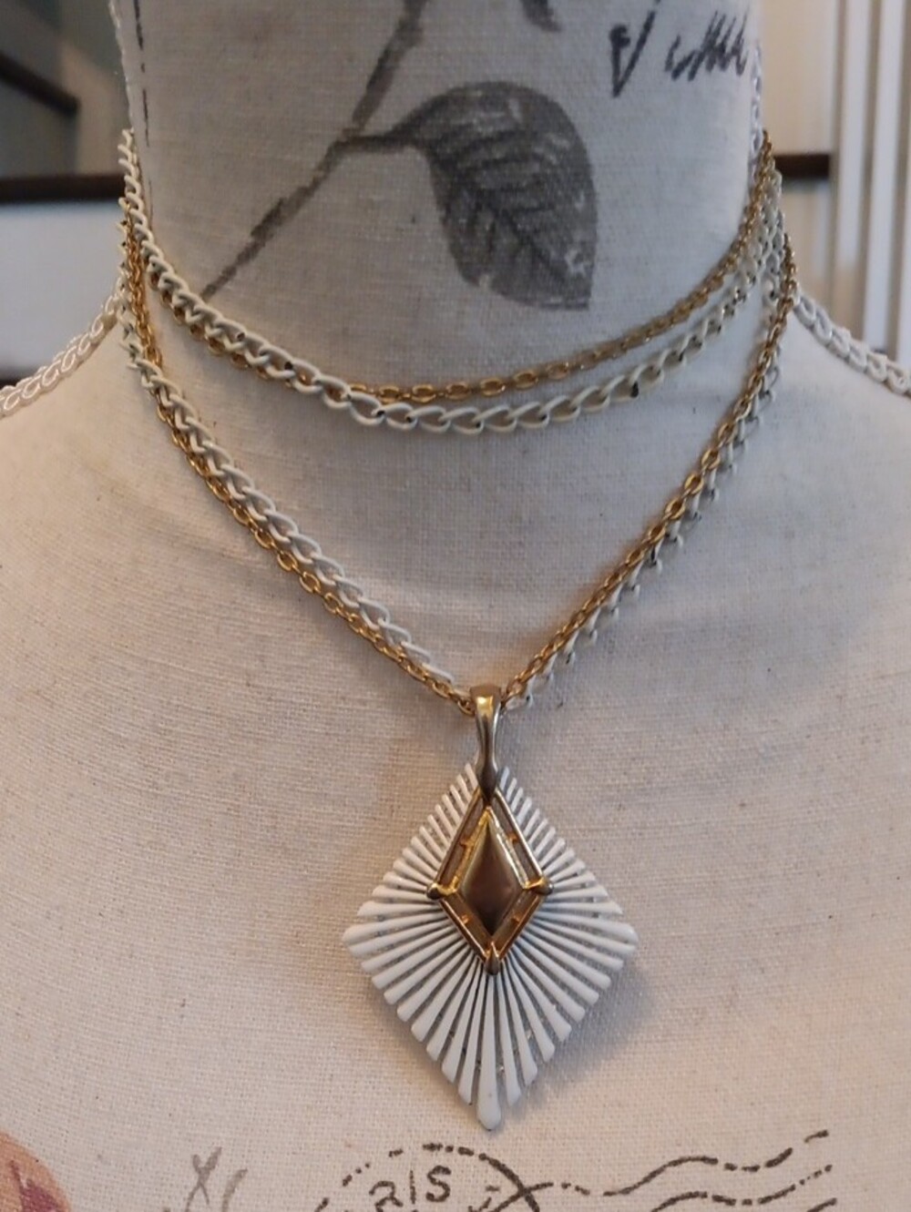 ^ Vintage White & Gold Geometric Pendant Necklace